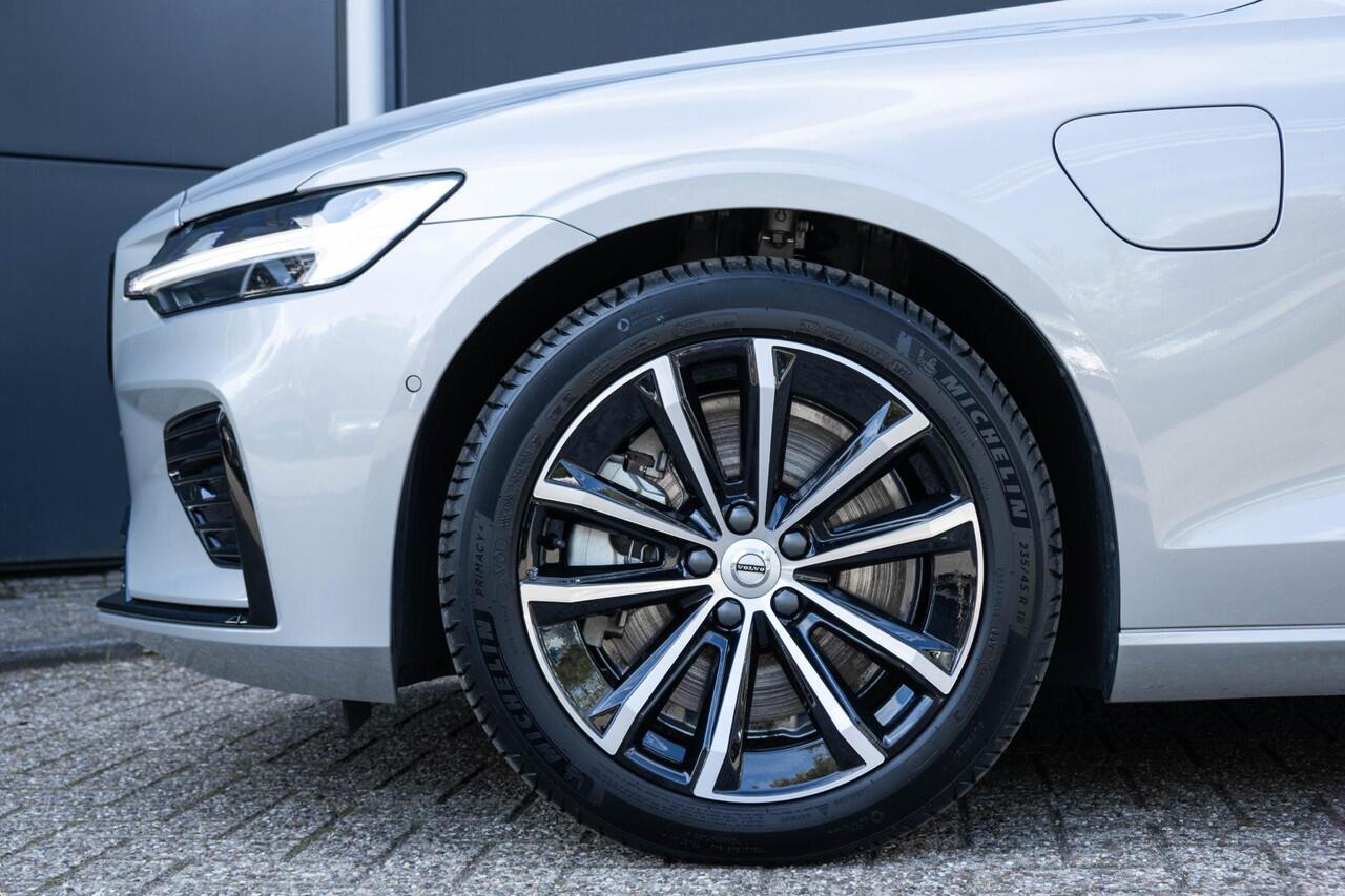 Volvo V60 T6 Plug-in hybrid AWD Plus Dark | Trekhaak | Rondom zichtcamera | Verwarmbare voorruit | Verwarmbare voorstoelen, achterbank en stuurwiel | Premium audio by Harman Kardon | Keyless |