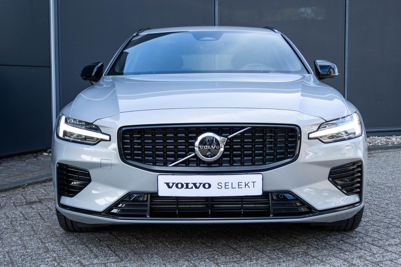 Volvo V60 T6 Plug-in hybrid AWD Plus Dark | Trekhaak | Rondom zichtcamera | Verwarmbare voorruit | Verwarmbare voorstoelen, achterbank en stuurwiel | Premium audio by Harman Kardon | Keyless |