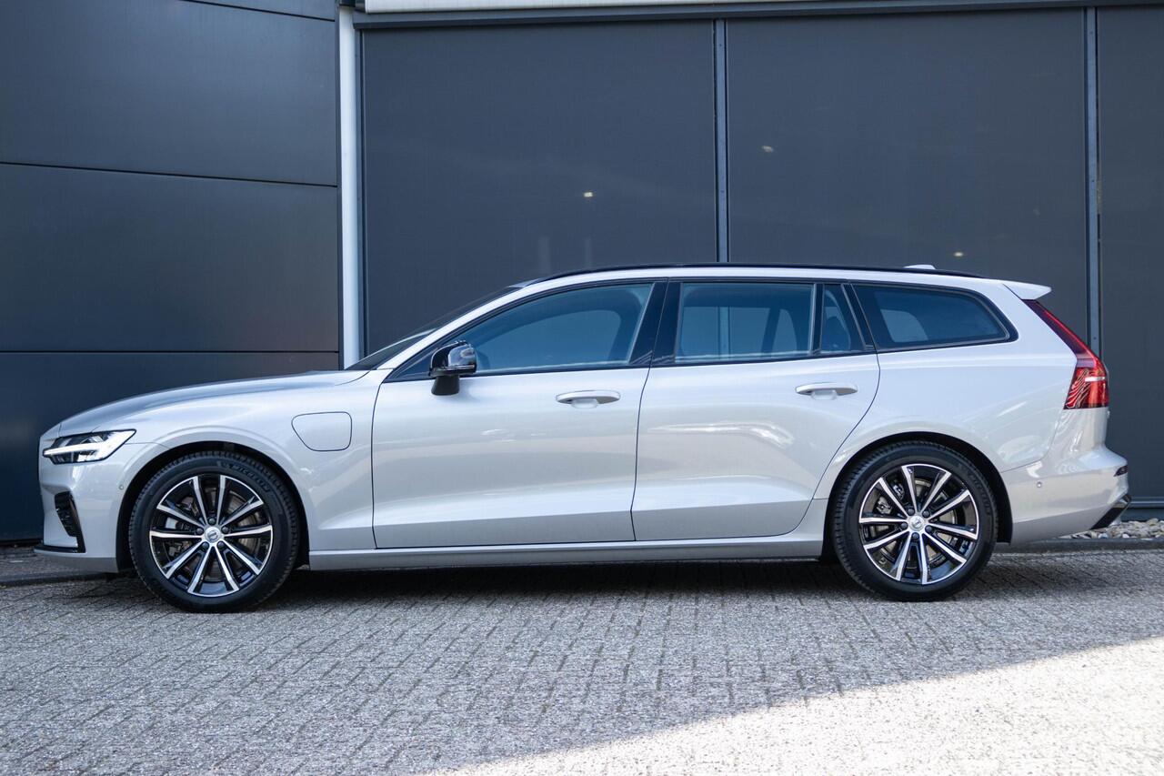 Volvo V60 T6 Plug-in hybrid AWD Plus Dark | Trekhaak | Rondom zichtcamera | Verwarmbare voorruit | Verwarmbare voorstoelen, achterbank en stuurwiel | Premium audio by Harman Kardon | Keyless |