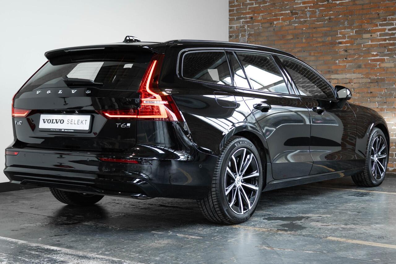 Volvo V60 T6 Plug-in hybrid AWD Plus Dark | Adaptive Cruise Control | 360° Parkeercamera | BLIS | Stoelverwarming | Stuurwielverwarming | Wegklapbare trekhaak | Harman Kardon Premium Audio | Google infotainment