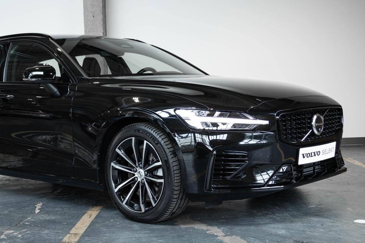 Volvo V60 T6 Plug-in hybrid AWD Plus Dark | Adaptive Cruise Control | 360° Parkeercamera | BLIS | Stoelverwarming | Stuurwielverwarming | Wegklapbare trekhaak | Harman Kardon Premium Audio | Google infotainment