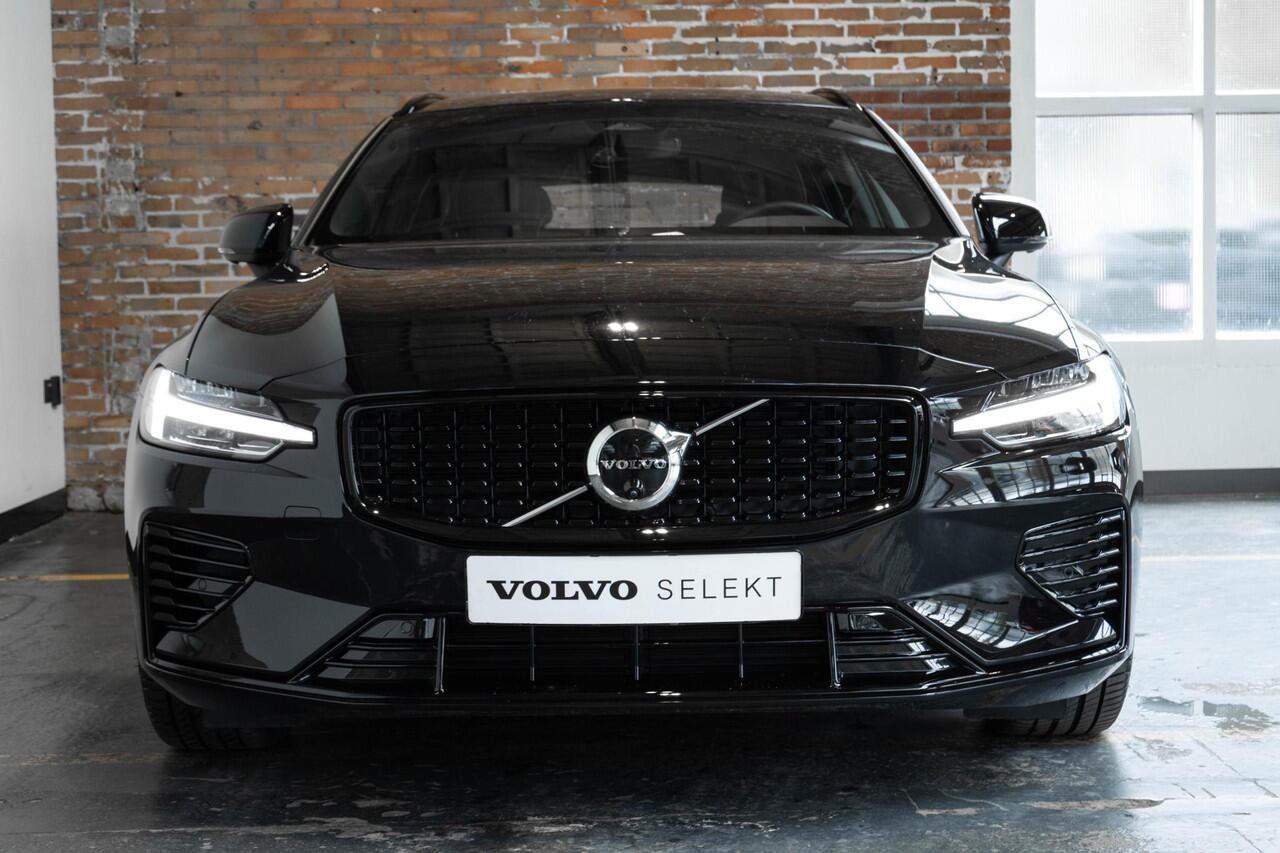 Volvo V60 T6 Plug-in hybrid AWD Plus Dark | Adaptive Cruise Control | 360° Parkeercamera | BLIS | Stoelverwarming | Stuurwielverwarming | Wegklapbare trekhaak | Harman Kardon Premium Audio | Google infotainment