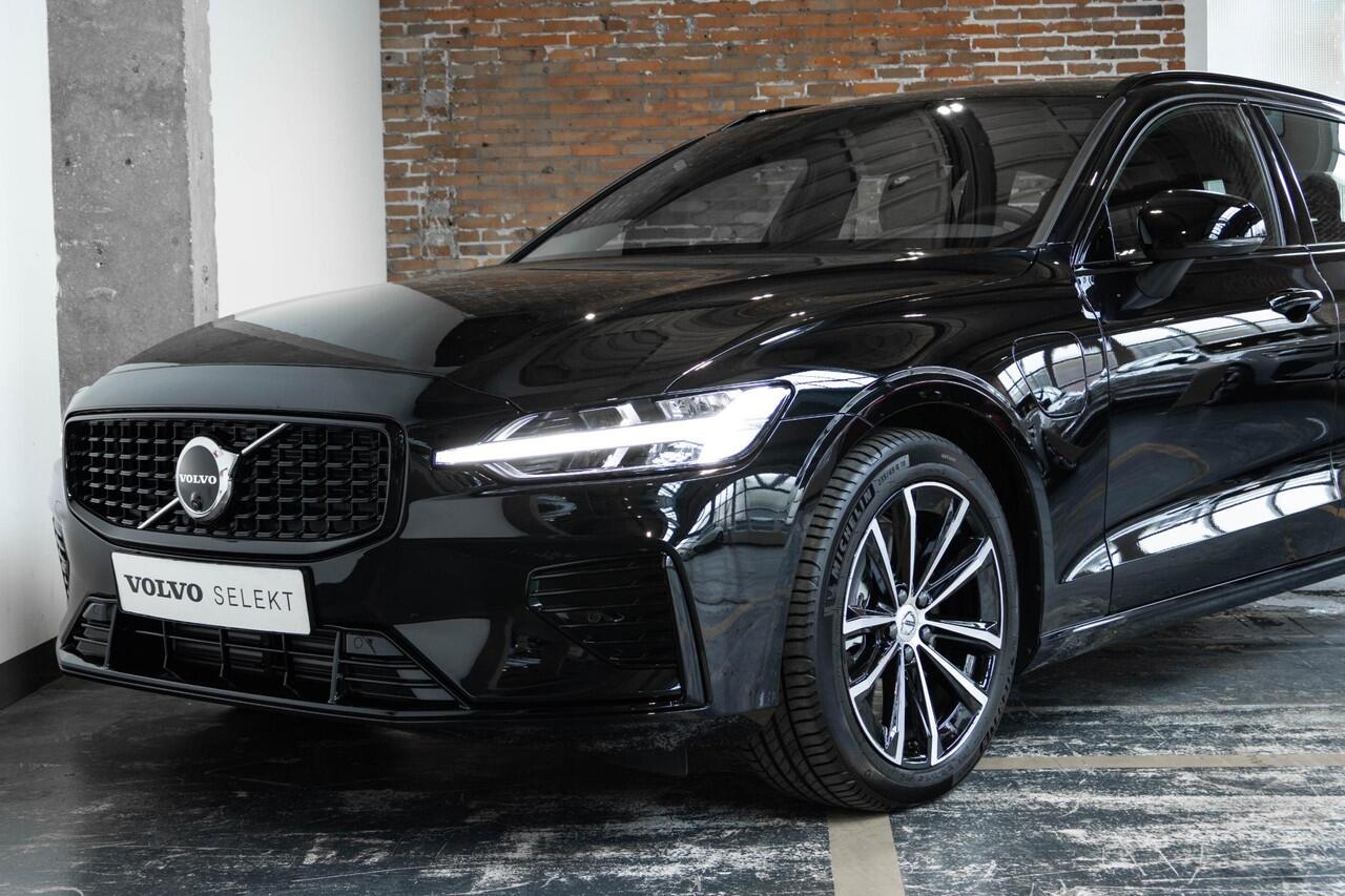 Volvo V60 T6 Plug-in hybrid AWD Plus Dark | Adaptive Cruise Control | 360° Parkeercamera | BLIS | Stoelverwarming | Stuurwielverwarming | Wegklapbare trekhaak | Harman Kardon Premium Audio | Google infotainment