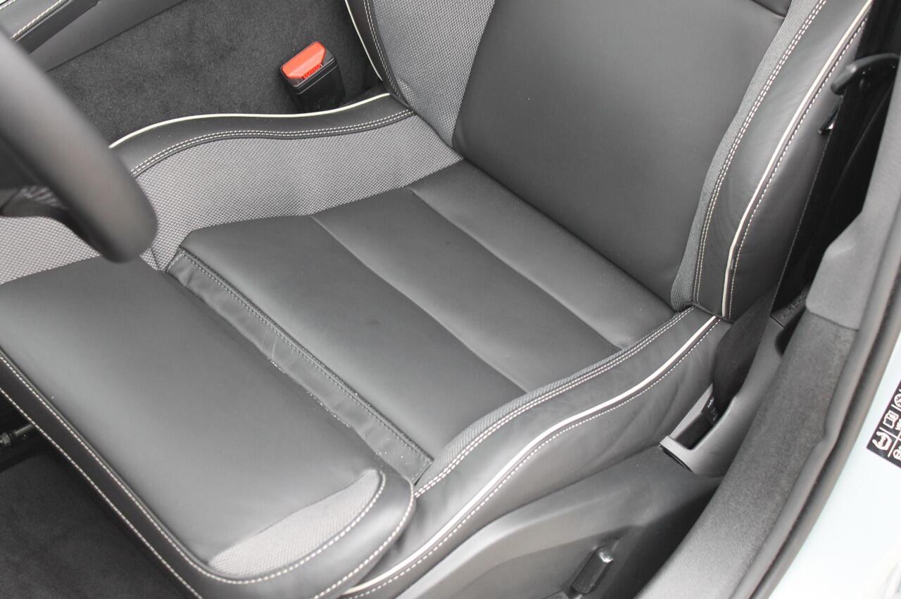 Volvo V60 T6 350PK Autm. Plug-in hybrid AWD Plus Dark Long Range / Google infotainment / Semi elekrisch wegklapbare trekhaak / Verwarmbare voorruit / Elektrisch bedienbare voorstoelen met geheugen / Verwarmbare voorstoelen