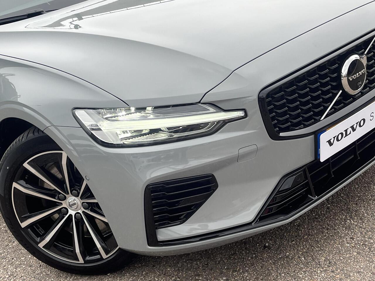 Volvo V60 T6 Plug-in hybrid AWD Plus Dark | Pilot Assist | Trekhaak | H&K Audio | 360 Camera