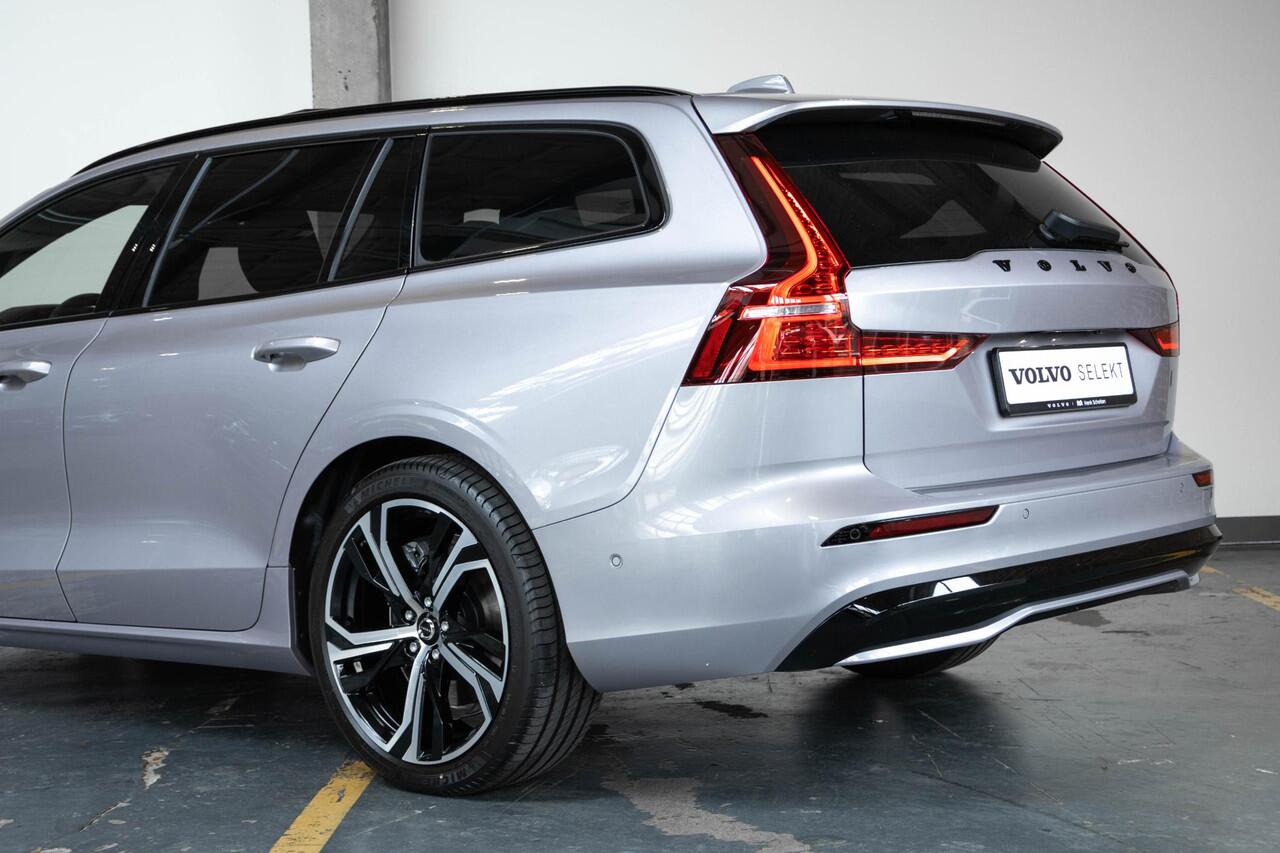 Volvo V60 T6 Plug-in hybrid AWD Plus Dark | Panoramadak schuif-/en Kantelfunctie | 360° Parkeercamera | Head-Up Display | Stoelverwarming | Google Infotainment | Parkeersensoren voor + achter | 19 inch 5-Spaaks Black / Diamond Cut velgen | Long Range |
