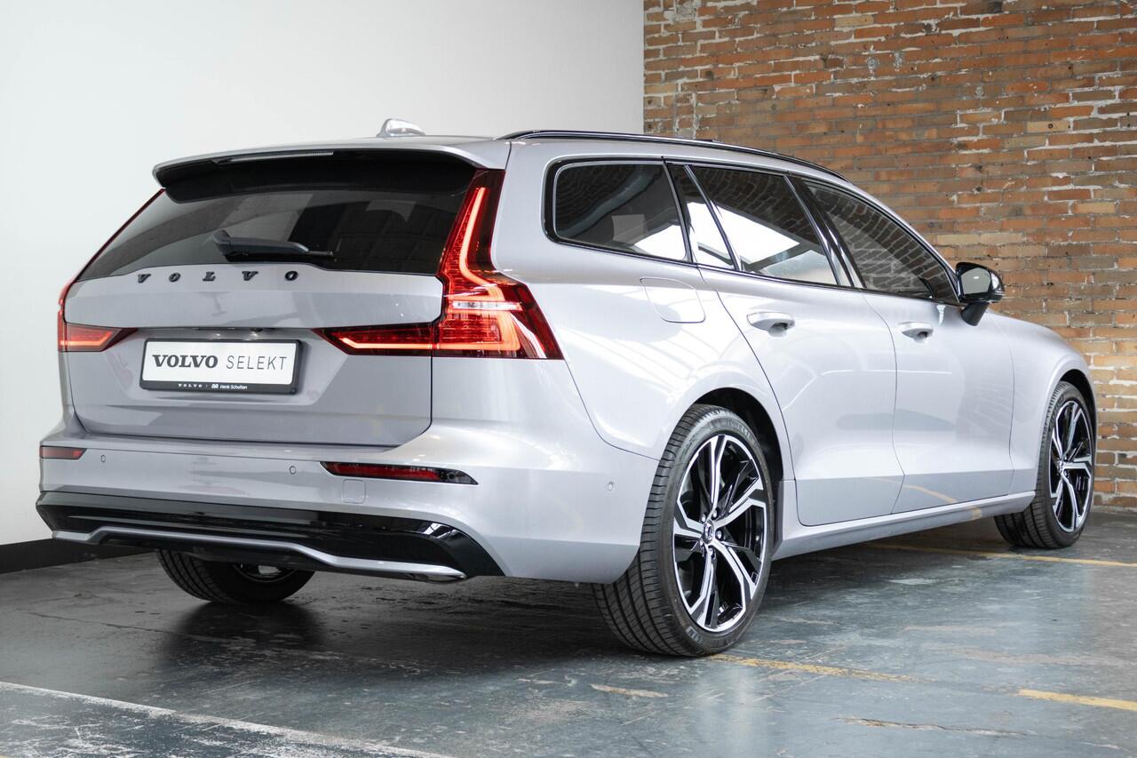 Volvo V60 T6 Plug-in hybrid AWD Plus Dark | Panoramadak schuif-/en Kantelfunctie | 360° Parkeercamera | Head-Up Display | Stoelverwarming | Google Infotainment | Parkeersensoren voor + achter | 19 inch 5-Spaaks Black / Diamond Cut velgen | Long Range |