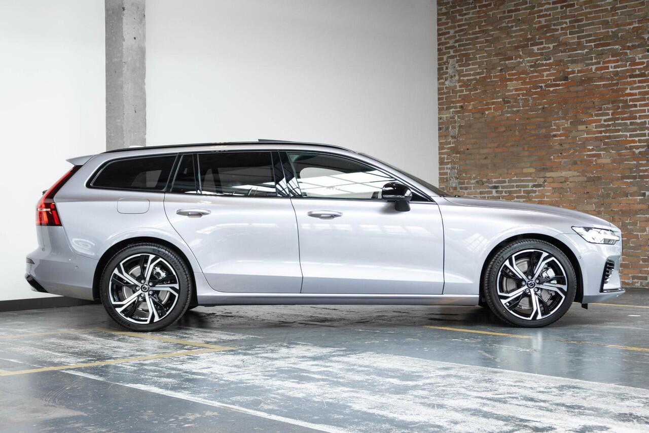 Volvo V60 T6 Plug-in hybrid AWD Plus Dark | Panoramadak schuif-/en Kantelfunctie | 360° Parkeercamera | Head-Up Display | Stoelverwarming | Google Infotainment | Parkeersensoren voor + achter | 19 inch 5-Spaaks Black / Diamond Cut velgen | Long Range |