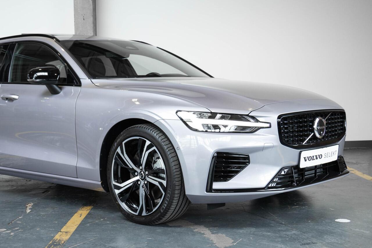 Volvo V60 T6 Plug-in hybrid AWD Plus Dark | Panoramadak schuif-/en Kantelfunctie | 360° Parkeercamera | Head-Up Display | Stoelverwarming | Google Infotainment | Parkeersensoren voor + achter | 19 inch 5-Spaaks Black / Diamond Cut velgen | Long Range |