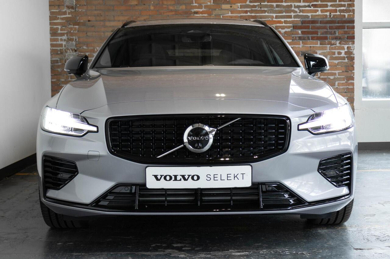 Volvo V60 T6 Plug-in hybrid AWD Plus Dark | Panoramadak schuif-/en Kantelfunctie | 360° Parkeercamera | Head-Up Display | Stoelverwarming | Google Infotainment | Parkeersensoren voor + achter | 19 inch 5-Spaaks Black / Diamond Cut velgen | Long Range |