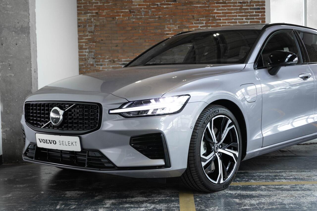 Volvo V60 T6 Plug-in hybrid AWD Plus Dark | Panoramadak schuif-/en Kantelfunctie | 360° Parkeercamera | Head-Up Display | Stoelverwarming | Google Infotainment | Parkeersensoren voor + achter | 19 inch 5-Spaaks Black / Diamond Cut velgen | Long Range |