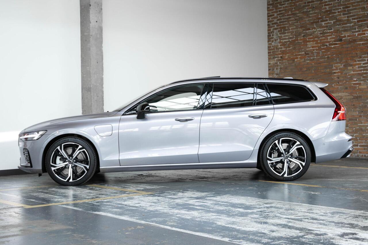 Volvo V60 T6 Plug-in hybrid AWD Plus Dark | Panoramadak schuif-/en Kantelfunctie | 360° Parkeercamera | Head-Up Display | Stoelverwarming | Google Infotainment | Parkeersensoren voor + achter | 19 inch 5-Spaaks Black / Diamond Cut velgen | Long Range |