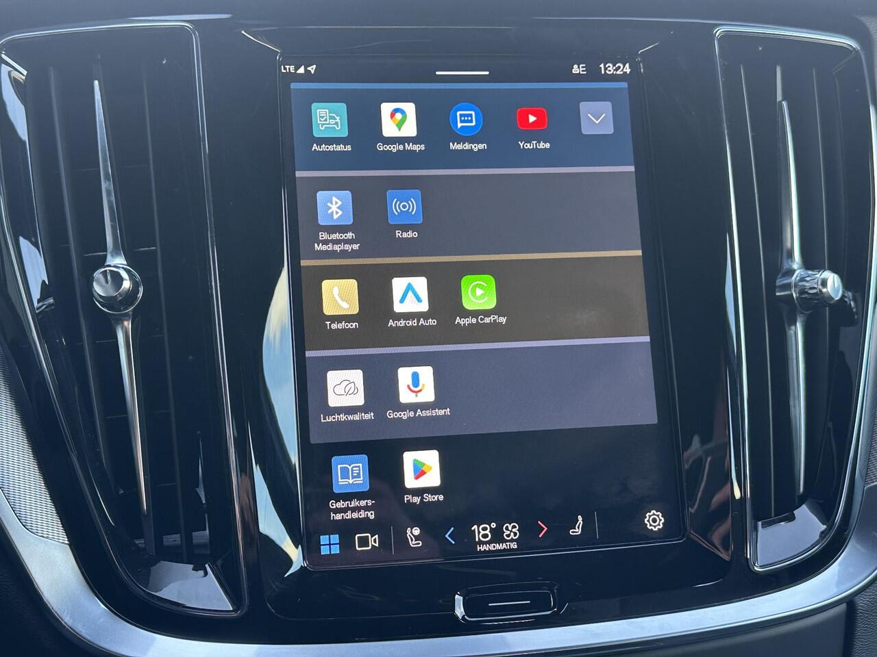 Volvo V60 2.0 T6 Plug-in hybrid AWD Plus Dark Adaptive Cruise Control / BLIS / 360 camera / Electr. stoelverstelling / Stoel-, stuur-, voorruit verwarming / Keyless drive / Trekhaak