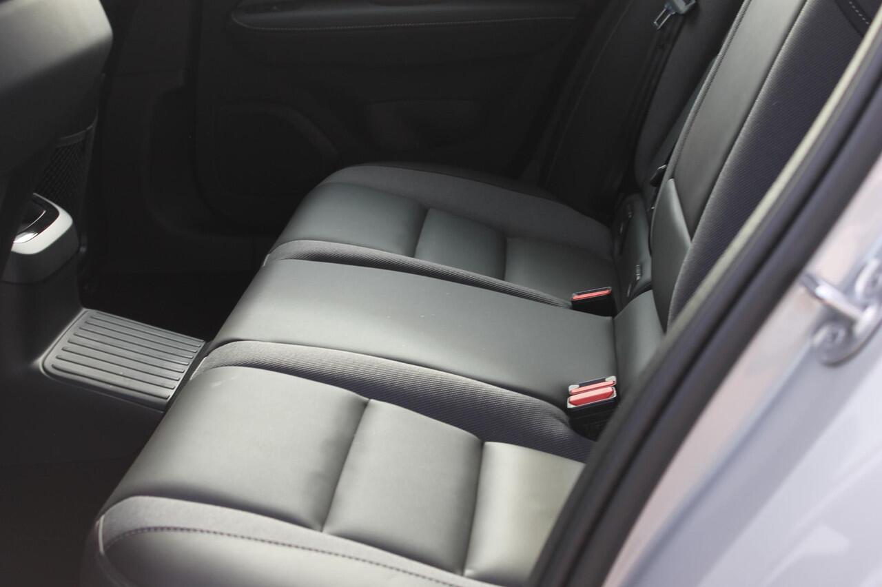 Volvo V60 T6 350PK Autm. Plug-in hybrid AWD Plus Dark Long Range / Google infotainment / Semi elekrisch wegklapbare trekhaak / Verwarmbare voorruit / Elektrisch bedienbare voorstoelen met geheugen / Verwarmbare voorstoelen