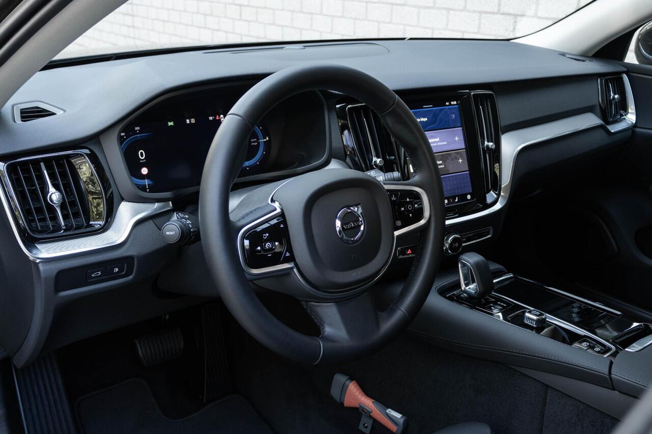 Volvo V60 T6 Plug-in hybrid AWD Plus Bright | Semi Elektrische Trekhaak | Verwarmbare voorstoelen+achterbank+stuurwiel | Keyless | Climate Pack | Elektrisch verstelbare stoelen | Adaptieve Cruise Control | Google Infotainment | Parkeercamera en sensoren rondom | El