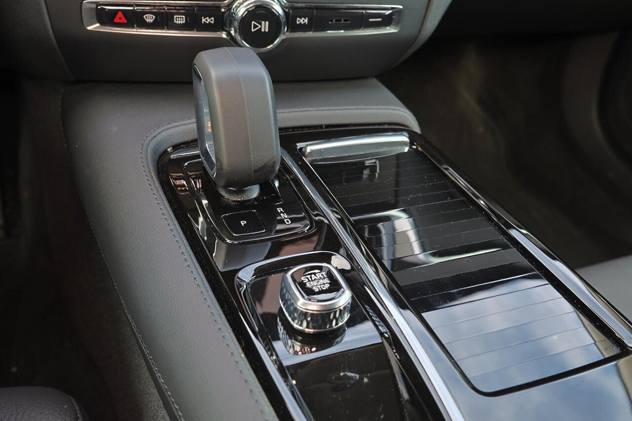 Volvo V60 T6 Recharge AWD Plus Dark - IntelliSafe Assist & Surround - 360º Camera - Harman/Kardon audio - Adaptieve LED koplampen - Verwarmde voorstoelen, stuur & achterbank - Parkeersensoren voor & achter - Elektr. bedienb. voorstoelen met geheugen - Extra getint