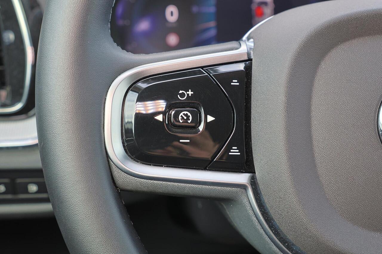 Volvo V60 T6 Recharge AWD Plus Dark - IntelliSafe Assist & Surround - 360º Camera - Harman/Kardon audio - Adaptieve LED koplampen - Verwarmde voorstoelen, stuur & achterbank - Parkeersensoren voor & achter - Elektr. bedienb. voorstoelen met geheugen - Extra getint