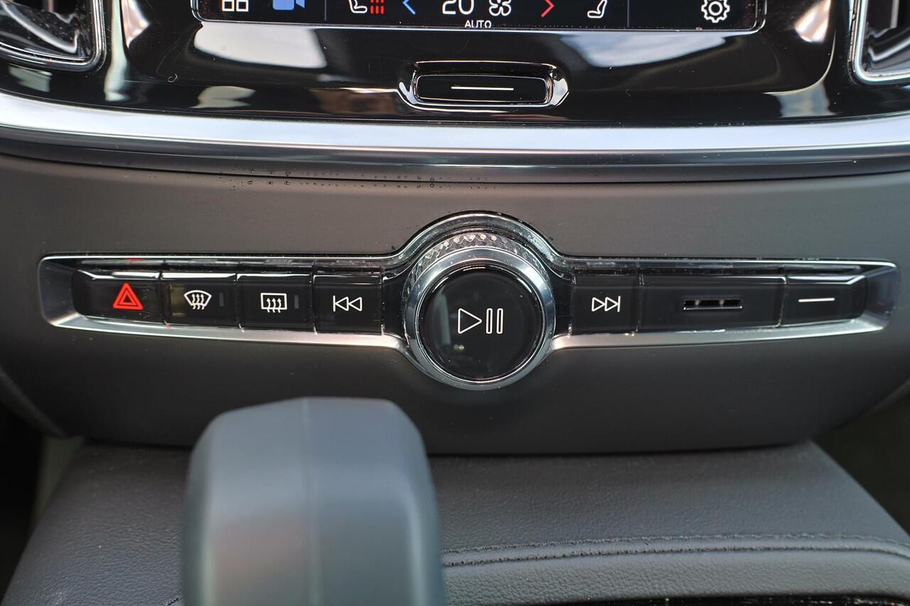 Volvo V60 T6 Recharge AWD Plus Dark - IntelliSafe Assist & Surround - 360º Camera - Harman/Kardon audio - Adaptieve LED koplampen - Verwarmde voorstoelen, stuur & achterbank - Parkeersensoren voor & achter - Elektr. bedienb. voorstoelen met geheugen - Extra getint