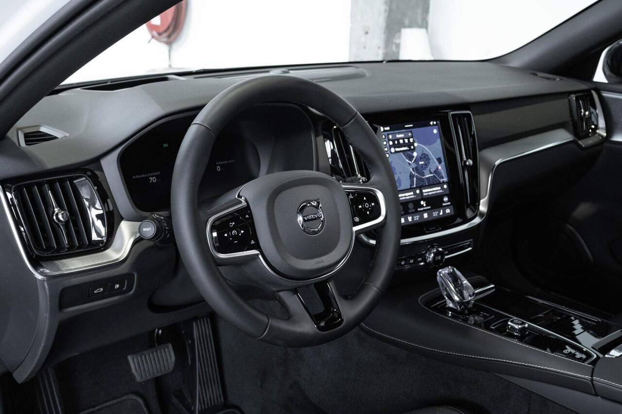 Volvo V60 T6 Plug-in hybrid AWD Plus Dark | Head-Up Display | Panoramadak met Schuif-/Kantelfunctie | Harman Kardon Premium Audio | Nappa Lederen Contourstoelen | 360º Camera | Keyless