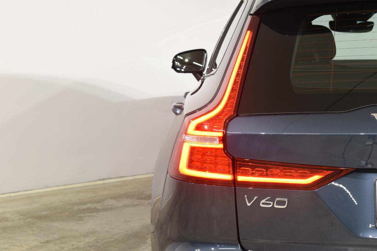Volvo V60 T6 350PK Automaat Plug-in hybrid AWD Plus Dark Navigatie / Adaptive Cruise control / 360 Camera / Harman Kardon / Stuur & Stoelverwarming / LM Velgen / Trekhaak