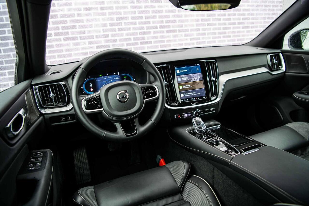 Volvo V60 2.0 T6 Plug-in hybrid AWD Plus Dark | Trekhaak | 360 camera | Harman Kardon audio | Stoel- en stuurwielverwarming | Adaptive cruise control | Dode hoek detectie BLIS |