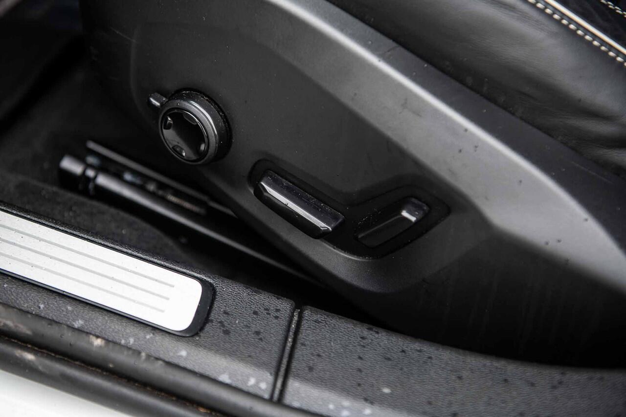 Volvo V60 2.0 T6 Plug-in hybrid AWD Plus Dark | Trekhaak | 360 camera | Harman Kardon audio | Stoel- en stuurwielverwarming | Adaptive cruise control | Dode hoek detectie BLIS |