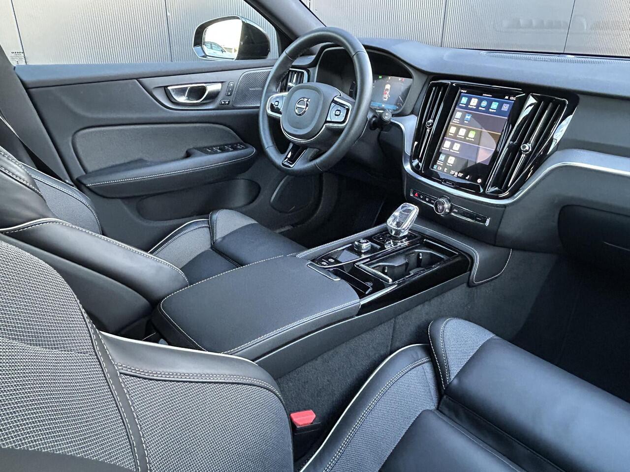 Volvo V60 2.0 T6 Plug-in hybrid AWD Plus Dark Adaptieve cruise control / BLIS / 360 camera / elektr. verst. Contourstoelen / stuur-,stoel-, voorruit verw. / Harman Kardon audio / Trekhaak / Keyless drive / All season banden