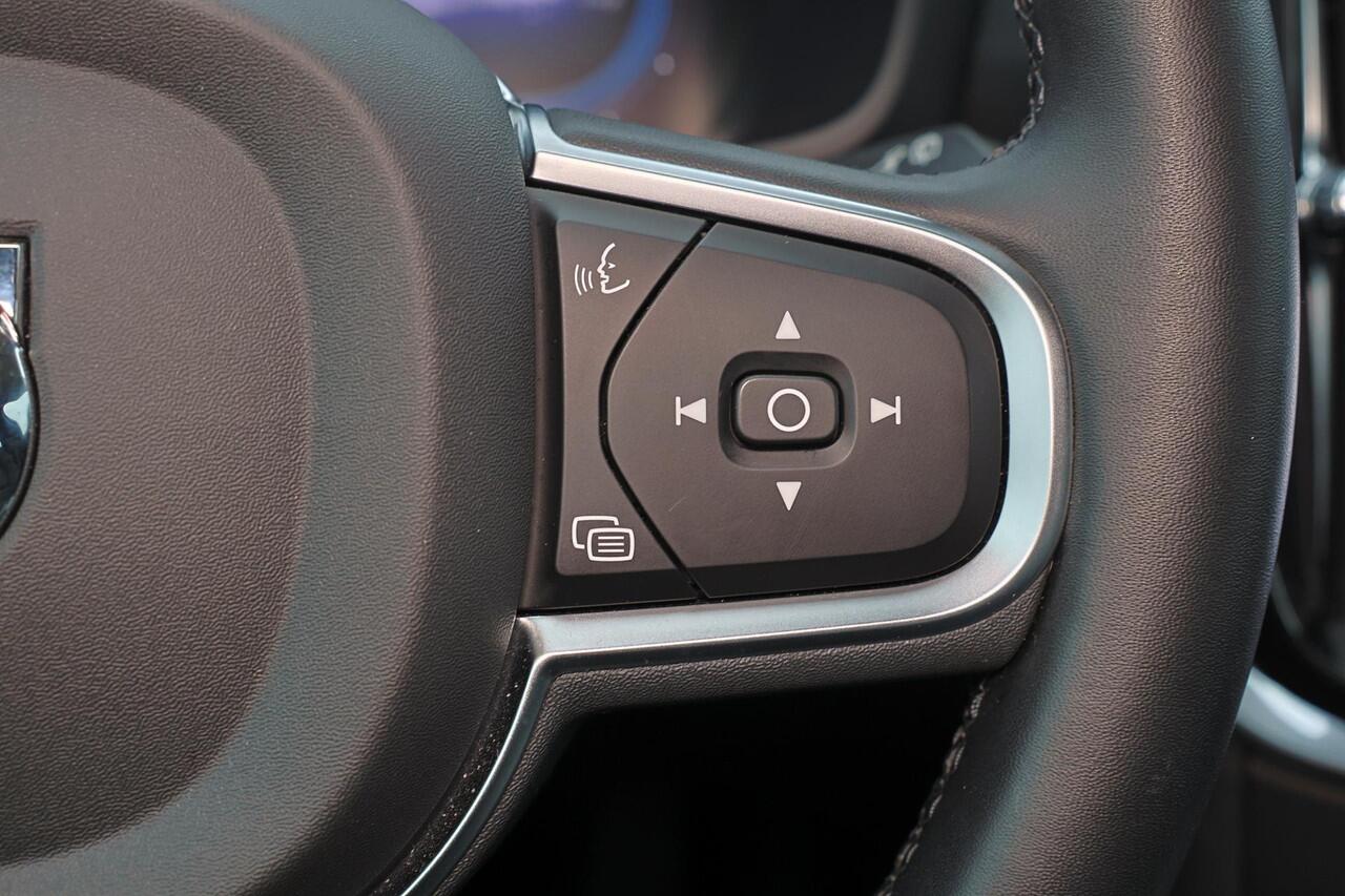 Volvo V60 T6 Recharge AWD Essential - IntelliSafe Assist & Surround - Parkeercamera achter - Verwarmde voorstoelen, stuur & achterbank - Parkeersensoren voor & achter - High Performance audio - Elektr. inklapbare trekhaak - 18' LMV