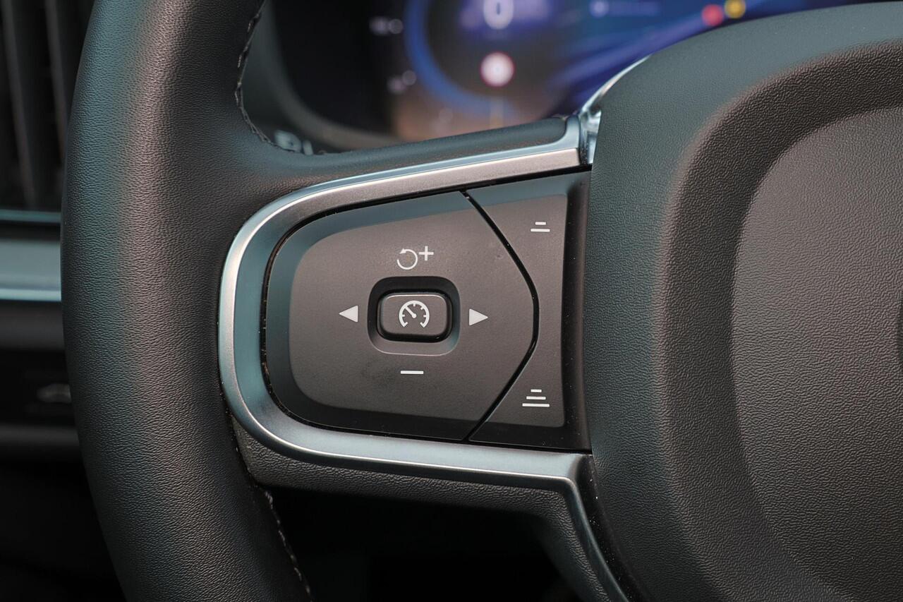 Volvo V60 T6 Recharge AWD Essential - IntelliSafe Assist & Surround - Parkeercamera achter - Verwarmde voorstoelen, stuur & achterbank - Parkeersensoren voor & achter - High Performance audio - Elektr. inklapbare trekhaak - 18' LMV