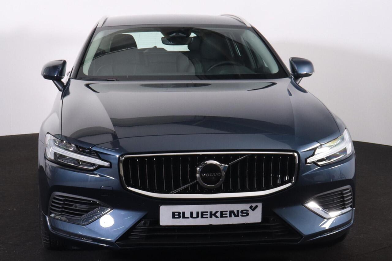 Volvo V60 T6 Recharge AWD Essential - IntelliSafe Assist & Surround - Parkeercamera achter - Verwarmde voorstoelen, stuur & achterbank - Parkeersensoren voor & achter - High Performance audio - Elektr. inklapbare trekhaak - 18' LMV