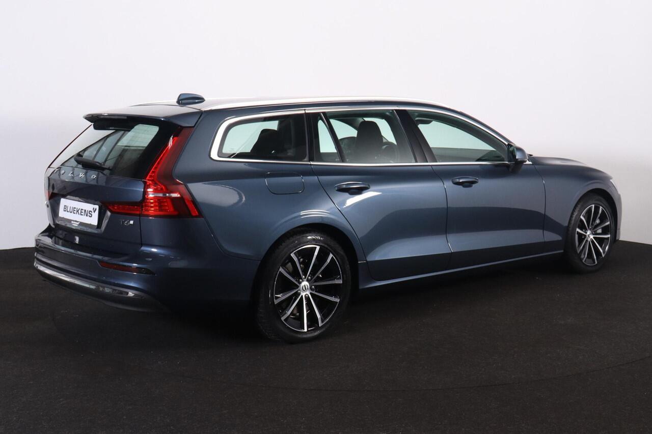Volvo V60 T6 Recharge AWD Essential - IntelliSafe Assist & Surround - Parkeercamera achter - Verwarmde voorstoelen, stuur & achterbank - Parkeersensoren voor & achter - High Performance audio - Elektr. inklapbare trekhaak - 18' LMV