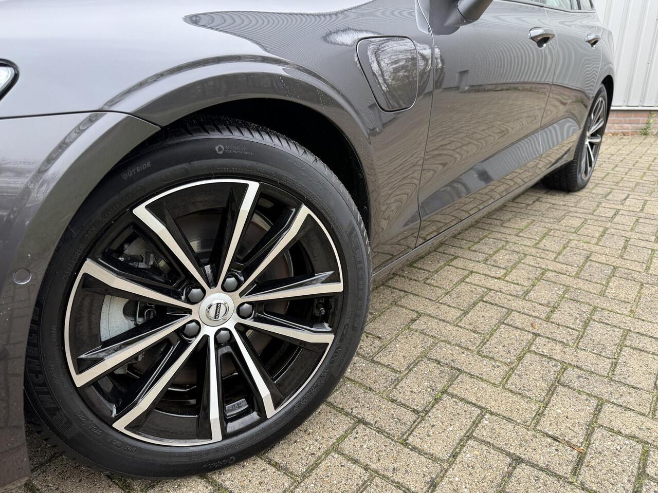 Volvo V60 2.0 T6 Plug-in hybrid AWD Plus Dark