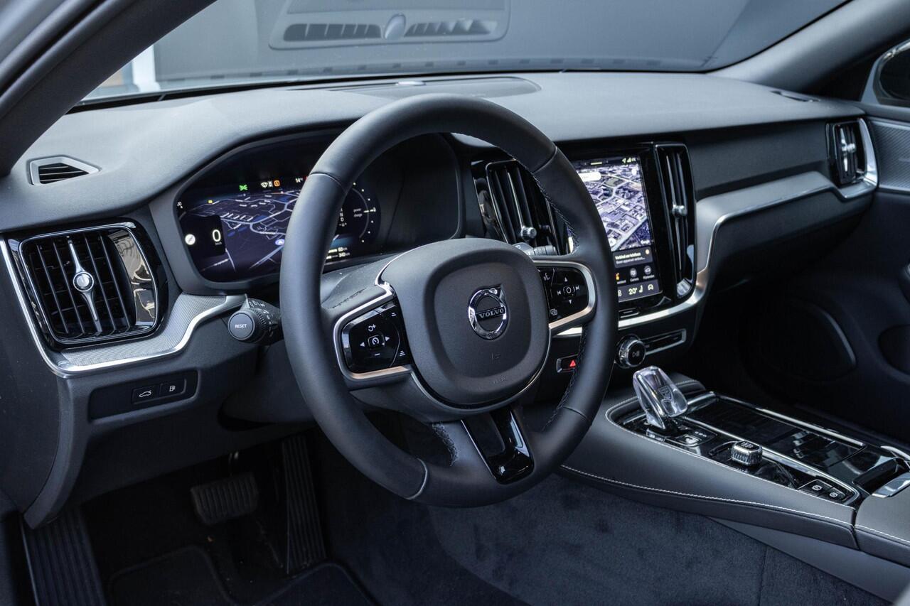 Volvo V60 T6 Plug-in hybrid AWD Plus Dark | Verwarmbare voorstoelen | Verwarmbaar stuurwiel | Verwarmbare achterbank | Charcoal Sportleder | Zwarte hemel | 19 inch Lichtmetalen velgen | Parkeercamera | Elektrische verstelbare voorstoelen met geheugen | Premium audi