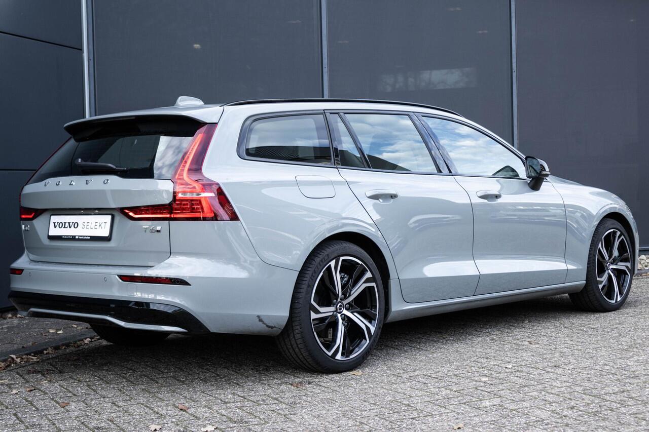 Volvo V60 T6 Plug-in hybrid AWD Plus Dark | Verwarmbare voorstoelen | Verwarmbaar stuurwiel | Verwarmbare achterbank | Charcoal Sportleder | Zwarte hemel | 19 inch Lichtmetalen velgen | Parkeercamera | Elektrische verstelbare voorstoelen met geheugen | Premium audi