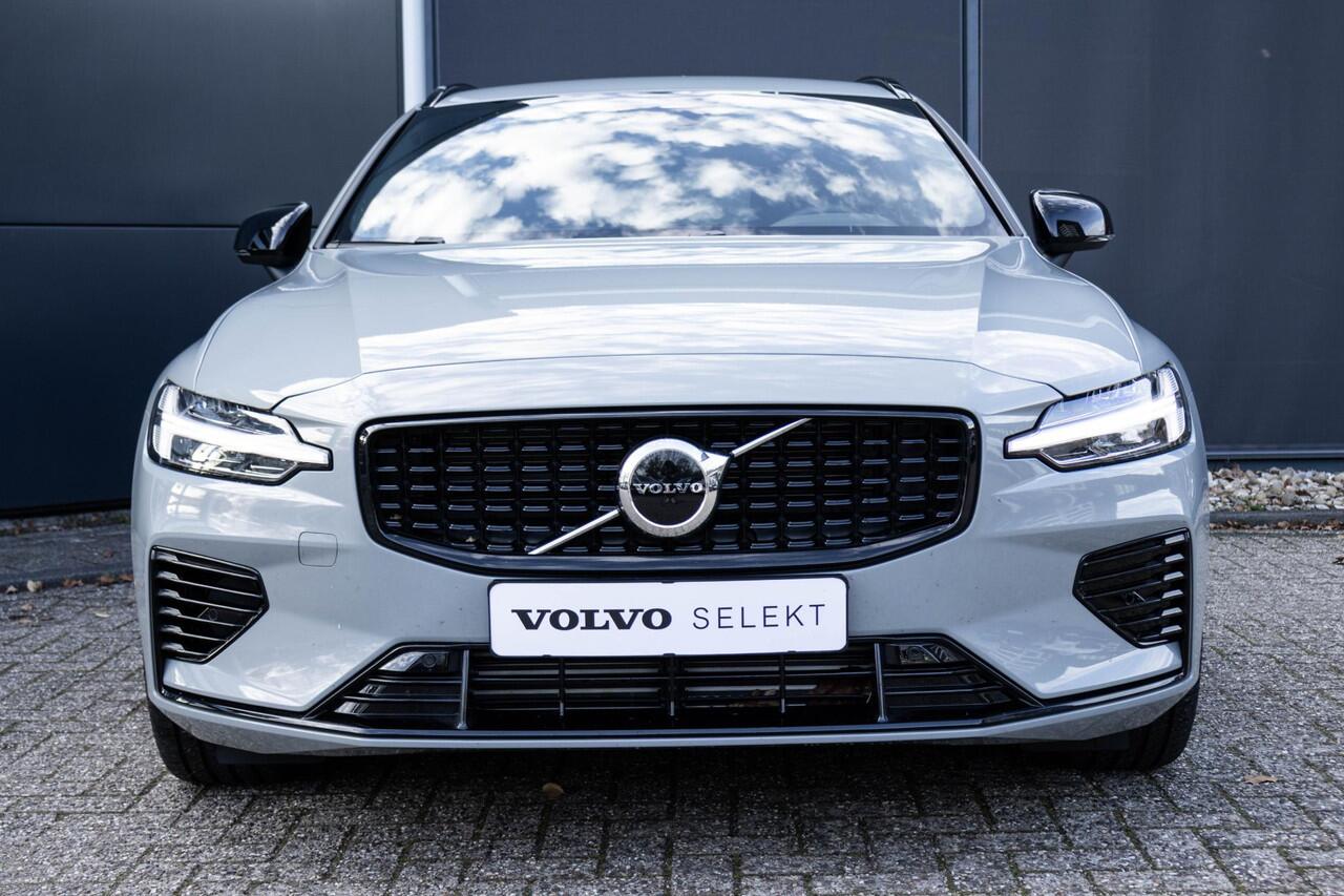 Volvo V60 T6 Plug-in hybrid AWD Plus Dark | Verwarmbare voorstoelen | Verwarmbaar stuurwiel | Verwarmbare achterbank | Charcoal Sportleder | Zwarte hemel | 19 inch Lichtmetalen velgen | Parkeercamera | Elektrische verstelbare voorstoelen met geheugen | Premium audi