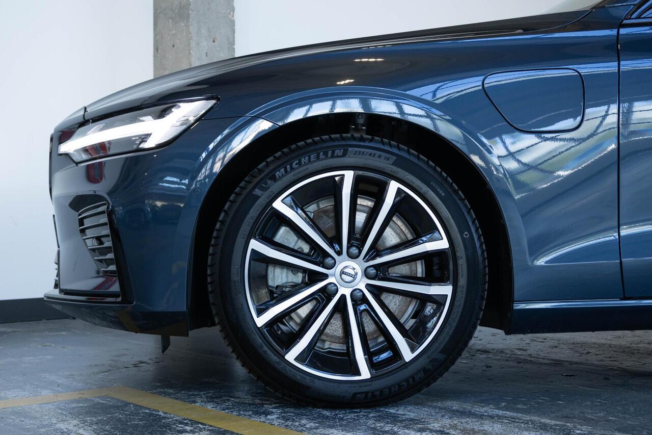 Volvo V60 2.0 T6 Plug-in hybrid AWD Plus Dark | Adaptive Cruise Control | 360° Parkeercamera | Stoelverwarming | Stuurwielverwarming | Harman Kardon Premium Audio | Electrische wegklapbare trekhaak | Google infotainment | Longe Range