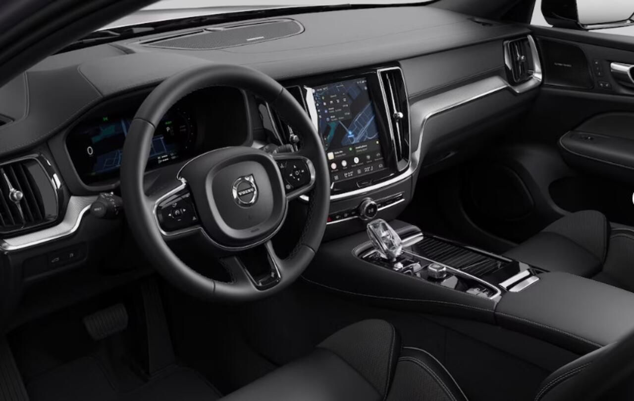 Volvo V60 T8 455PK Automaat AWD Ultra Perf. Ed. Dark Polestar optimisation/ Glossy Black logo voor en achterzijde / Panoramadak/ Head-up display/ Harman Kardon audio/ 360 Camera/ Elektrisch bedienbare voorstoelen met geheugen/ Apple Carplay/ Pilot assit/ Adaptive c