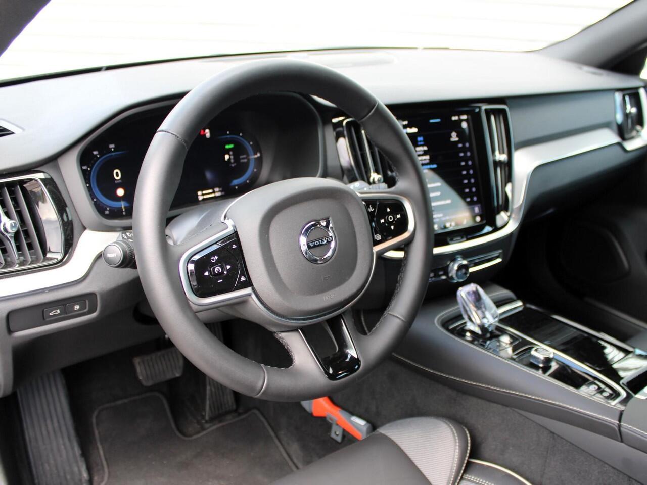 Volvo V60 2.0 T6 Plug-in hybrid AWD Plus Dark Automaat / 360* camera / Trekhaak / Verwarmd voorruit / Long range accu / All season banden