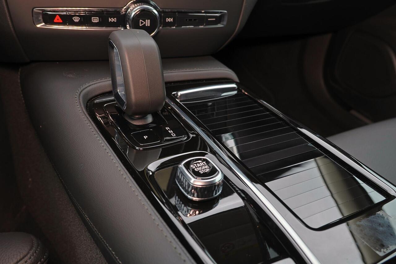 Volvo V60 T6 Recharge AWD Plus Dark - IntelliSafe Assist & Surround - 360º Camera - Harman/Kardon audio - Adaptieve LED koplampen - Verwarmde voorstoelen, stuur & achterbank - Parkeersensoren voor & achter - Elektr. bedienb. voorstoelen met geheugen - Extra getint 