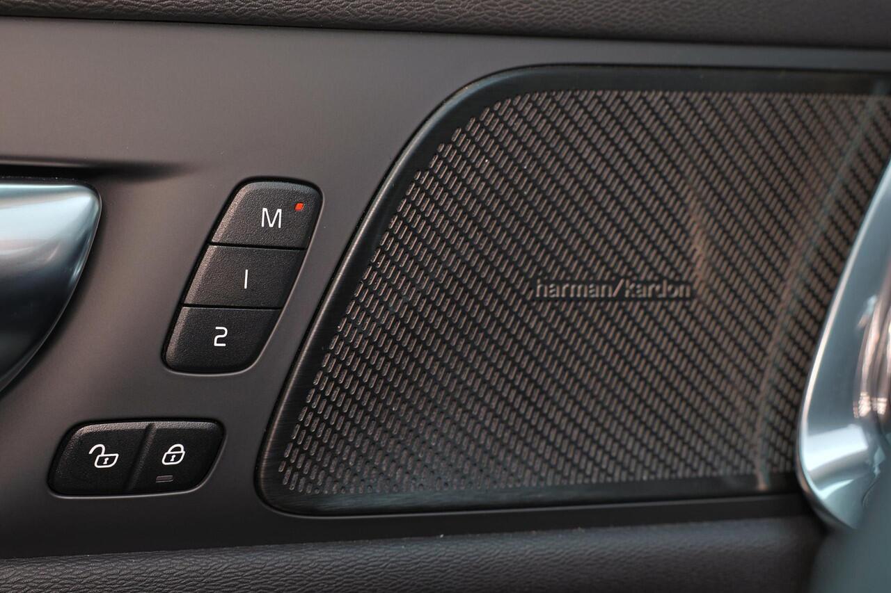 Volvo V60 T6 Recharge AWD Plus Dark - IntelliSafe Assist & Surround - 360º Camera - Harman/Kardon audio - Adaptieve LED koplampen - Verwarmde voorstoelen, stuur & achterbank - Parkeersensoren voor & achter - Elektr. bedienb. voorstoelen met geheugen - Extra getint 