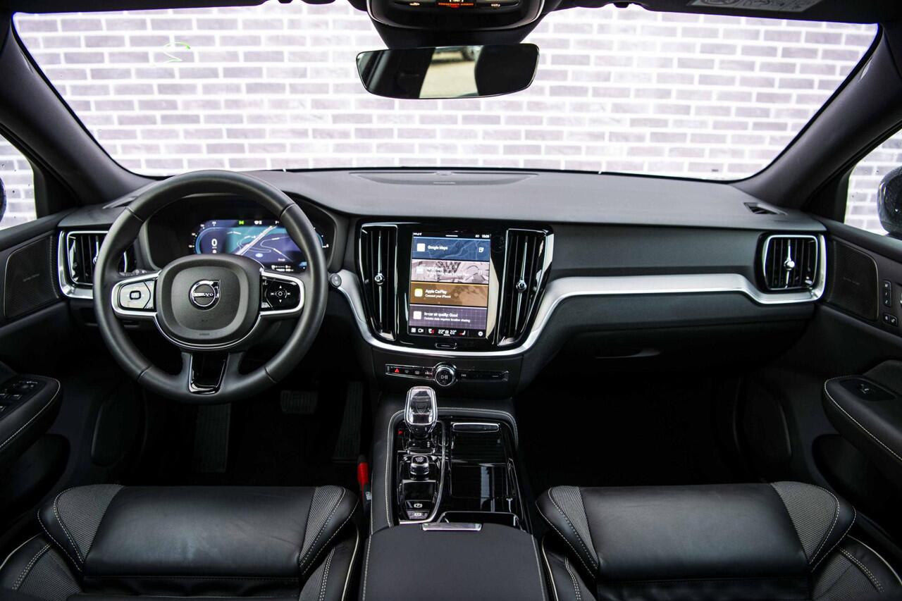 Volvo V60 2.0 T6 Plug-in hybrid AWD Plus Dark | Trekhaak | 360 Camera | Harman Kardon audio | Stoel- en stuurwielverwarming | Adaptive cruise control | Dode hoek detectie BLIS |