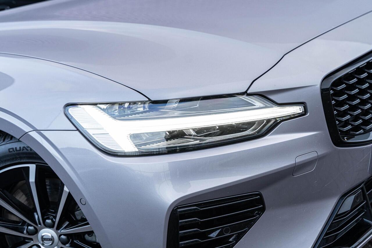 Volvo V60 T6 Plug-in hybrid AWD Plus Dark | Trekhaak | Harman Kardon | 360º Camera | Verwarmbare voorruit | Stoel- / Stuurverwarming Voor + Achter | Adaptive Cruise | BLIS | Verwarmbare voorruit | Power seats