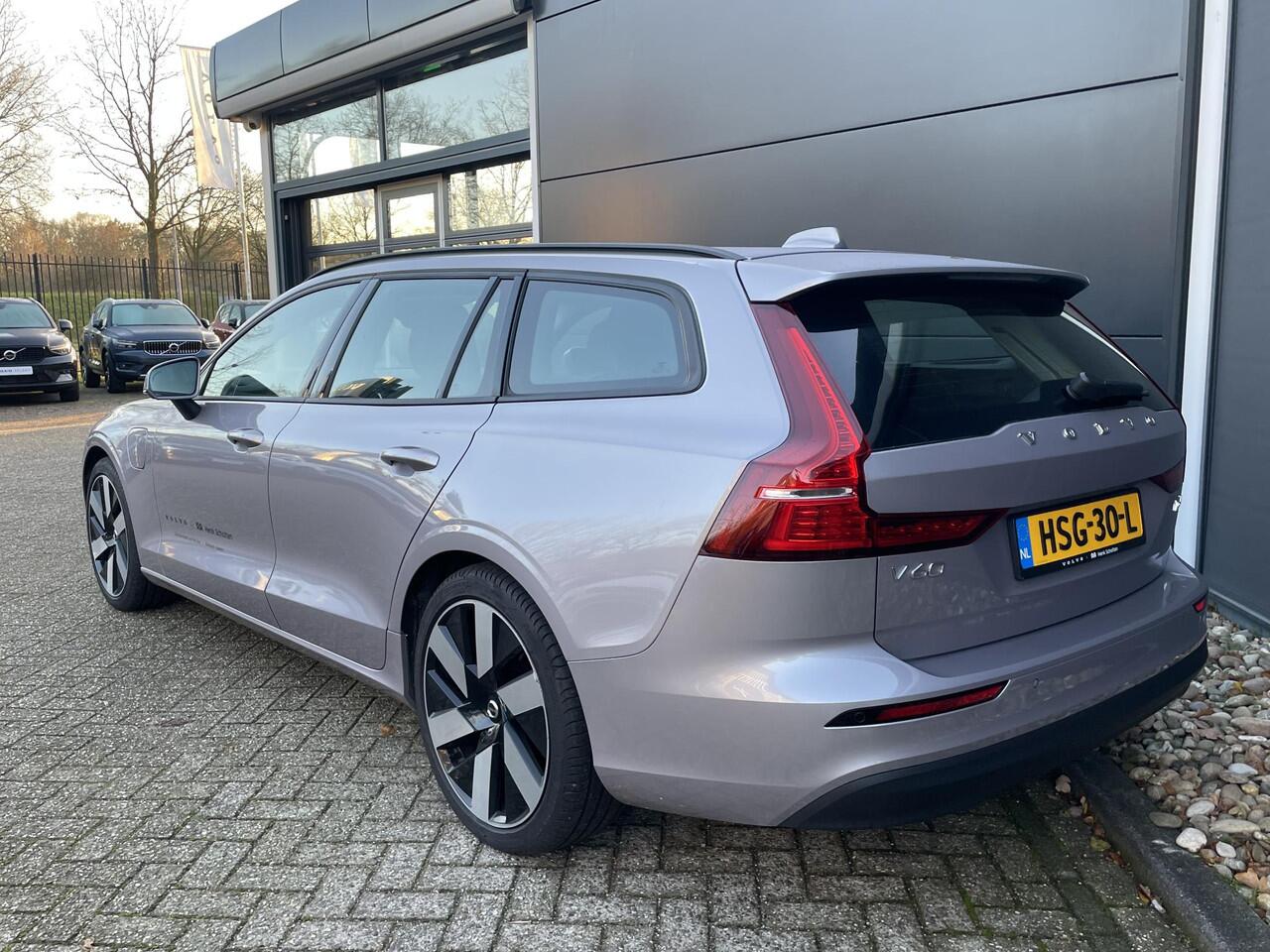 Volvo V60 T6 Plug-in hybrid AWD Essential Edition | Verwarmbare voorstoelen en stuurwiel | Adaptive Cruise Control | BLIS | Google Navigatie | Apple Carplay | Parkeercamera |