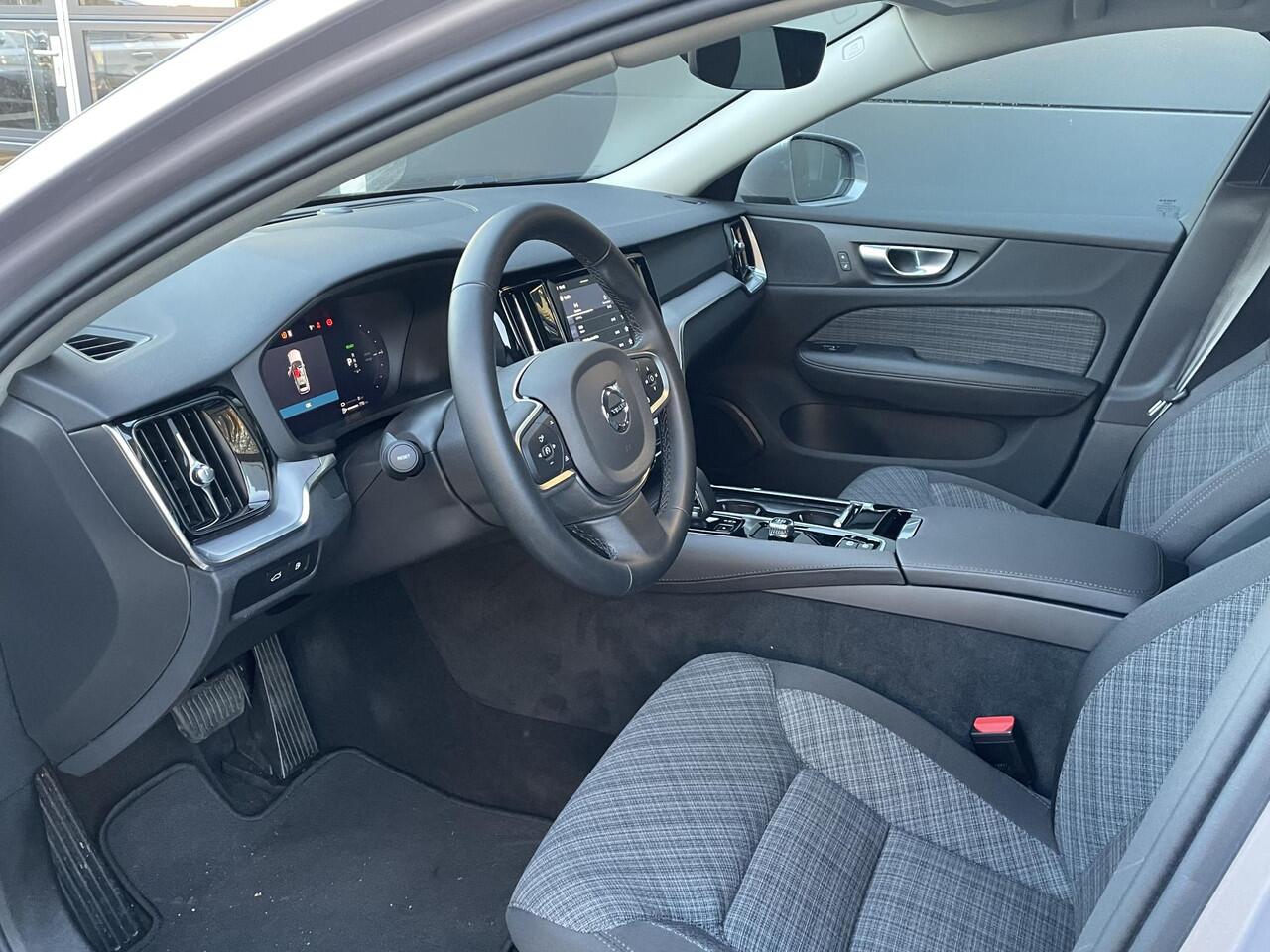 Volvo V60 T6 Plug-in hybrid AWD Essential Edition | Verwarmbare voorstoelen en stuurwiel | Adaptive Cruise Control | BLIS | Google Navigatie | Apple Carplay | Parkeercamera |