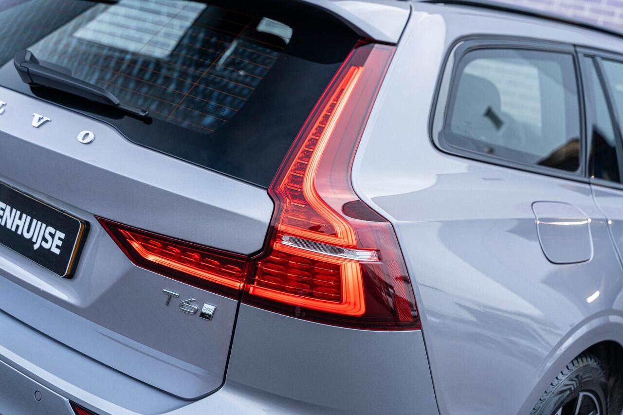 Volvo V60 2.0 T6 Plug-in hybrid AWD Plus Dark | Elektrisch verstelbare stoelen | Harmon Kardon | Sportstoelen| Elektrisch inklapbare Trekhaak | 360 Camera | Verwarmbare Voorruit |
