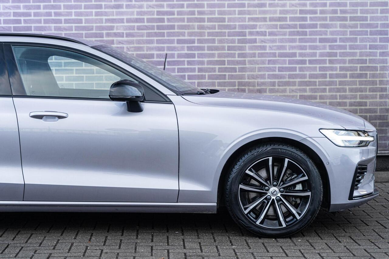 Volvo V60 2.0 T6 Plug-in hybrid AWD Plus Dark | Elektrisch verstelbare stoelen | Harmon Kardon | Sportstoelen| Elektrisch inklapbare Trekhaak | 360 Camera | Verwarmbare Voorruit |