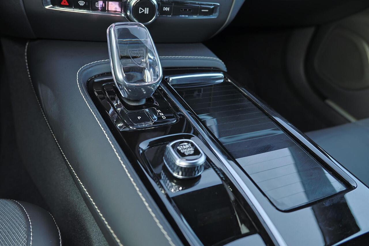 Volvo V60 T6 Recharge AWD Plus Dark - IntelliSafe Assist & Surround - 360º Camera - Harman/Kardon audio - Verwarmde voorstoelen, stuur & achterbank - Parkeersensoren voor & achter - Elektr. bedienb. voorstoelen met geheugen - Elektr. inklapbare trekhaak - 18' LMV