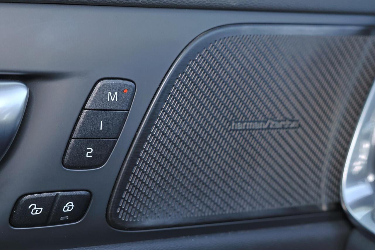 Volvo V60 T6 Recharge AWD Plus Dark - IntelliSafe Assist & Surround - 360º Camera - Harman/Kardon audio - Verwarmde voorstoelen, stuur & achterbank - Parkeersensoren voor & achter - Elektr. bedienb. voorstoelen met geheugen - Elektr. inklapbare trekhaak - 18' LMV