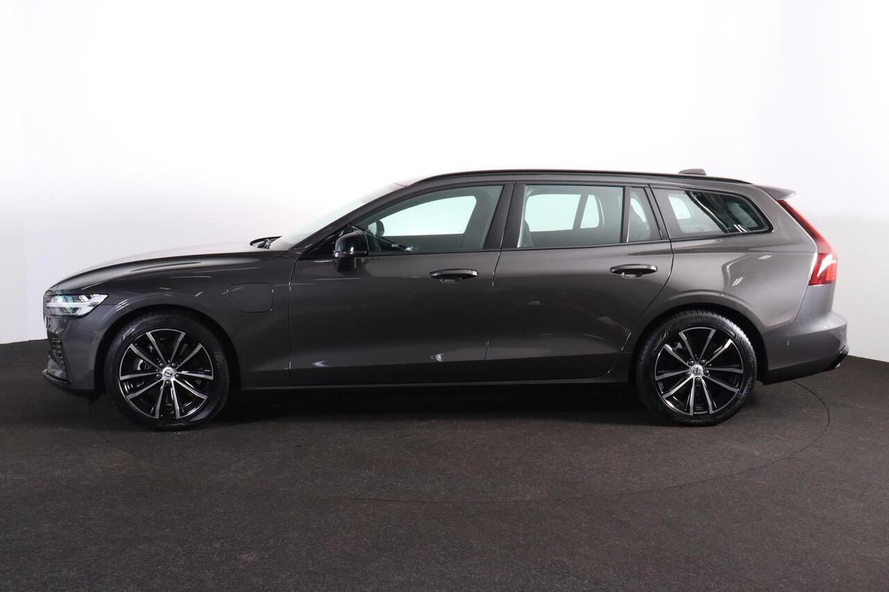 Volvo V60 T6 Recharge AWD Plus Dark - IntelliSafe Assist & Surround - 360º Camera - Harman/Kardon audio - Verwarmde voorstoelen, stuur & achterbank - Parkeersensoren voor & achter - Elektr. bedienb. voorstoelen met geheugen - Elektr. inklapbare trekhaak - 18' LMV