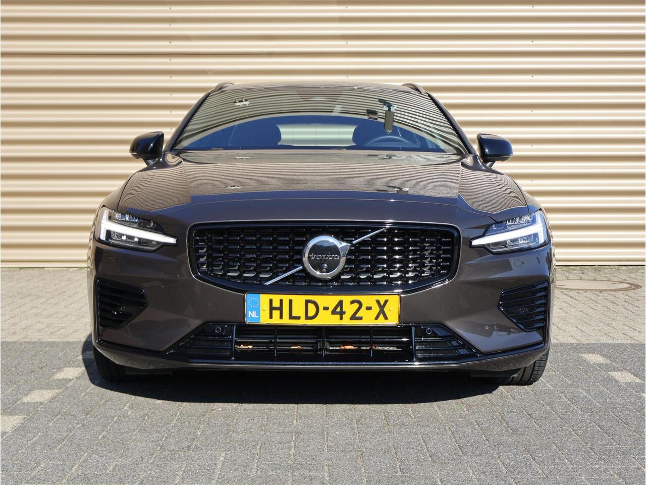 Volvo V60 T6 Plug-in hybrid AWD Plus Dark | Trekhaak | 360 camera | Harman Kardon